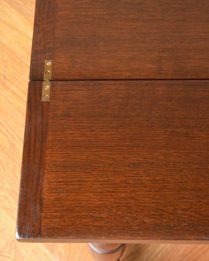 アンティークのテーブル　アンティーク家具　イギリスで見つけたアンティーク輸入家具、伸張式の小さなコーヒーテーブル。天板を近づいてみると…アンティークだから手に入れることが出来る天板に使われている銘木の美しさにうっとりです。(q-1606-f)