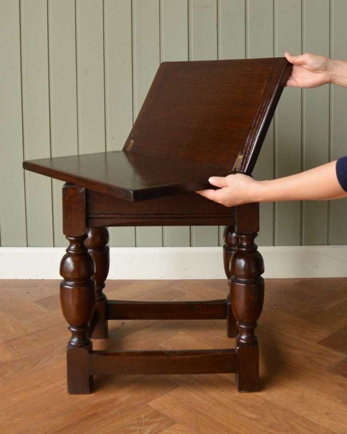 アンティークのテーブル　アンティーク家具　イギリスで見つけたアンティーク輸入家具、伸張式の小さなコーヒーテーブル。簡単に開きます女性１人で、簡単に天板を開くことができます。(q-1606-f)