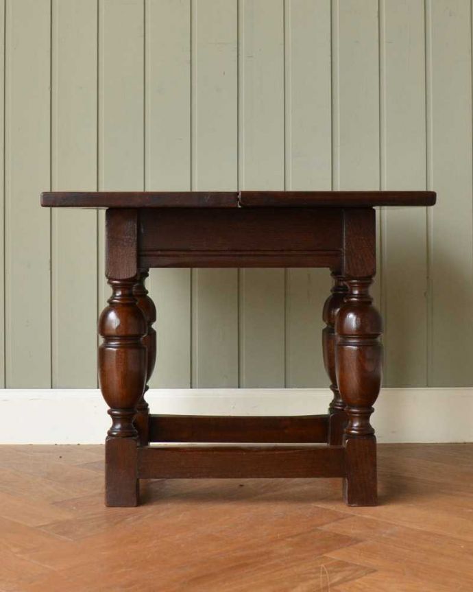 アンティークのテーブル　アンティーク家具　イギリスで見つけたアンティーク輸入家具、伸張式の小さなコーヒーテーブル。クルッと回転。(q-1606-f)