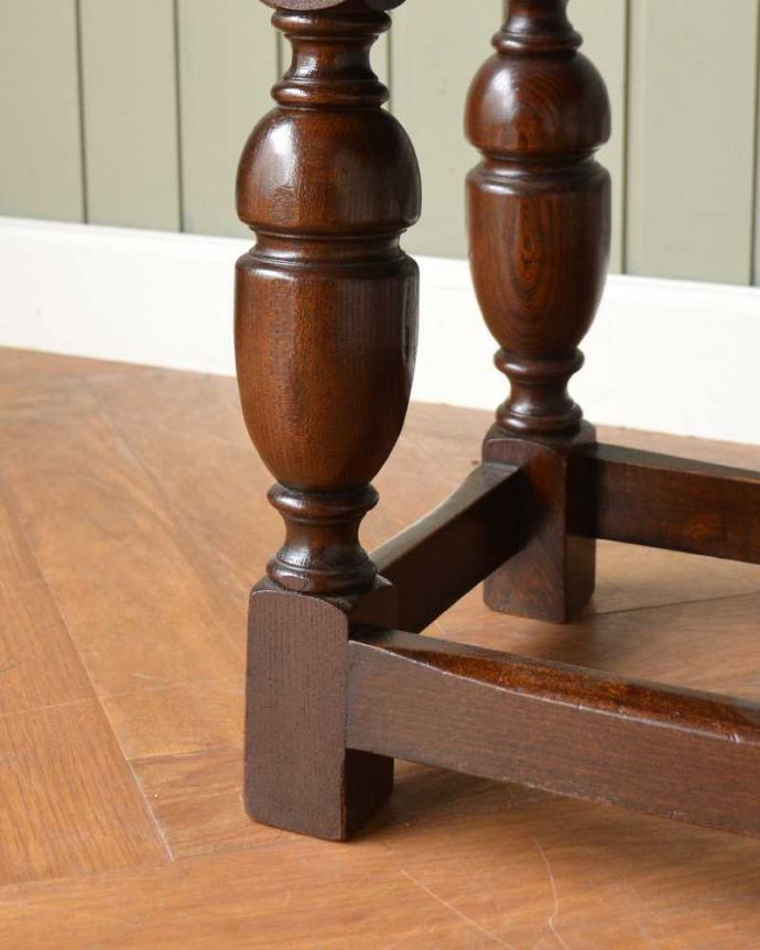 アンティークのテーブル　アンティーク家具　イギリスで見つけたアンティーク輸入家具、伸張式の小さなコーヒーテーブル。持ち上げなくても移動できます！Handleのアンティークは、脚の裏にフェルトキーパーをお付けしていますので、持ち上げなくても床を滑らせて移動させることが出来ます。(q-1606-f)