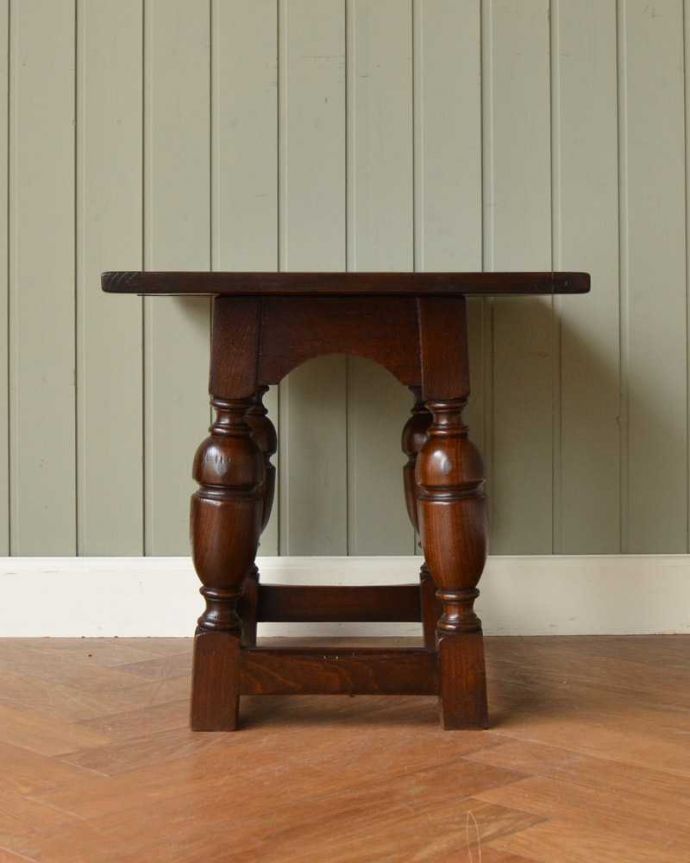 アンティークのテーブル　アンティーク家具　イギリスで見つけたアンティーク輸入家具、伸張式の小さなコーヒーテーブル。こちら側も、もちろんキレイです。(q-1606-f)