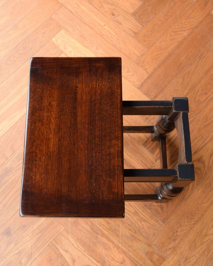 アンティークのテーブル　アンティーク家具　イギリスで見つけたアンティーク輸入家具、伸張式の小さなコーヒーテーブル。天板は回転します天板は回転させて広げることが出来ます。(q-1606-f)