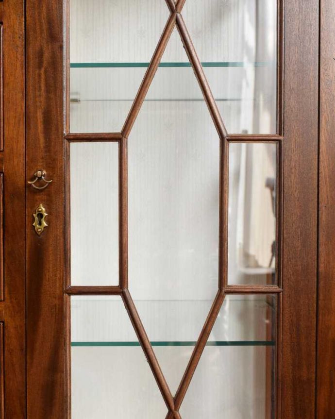 アンティークのキャビネット　アンティーク家具　英国のアンティーク家具、引き出しがたっぷり付いた特別なガラスキャビネット。美しい装飾にうっとり…ガラス面の装飾が上品なアクセントに。(q-1607-f)
