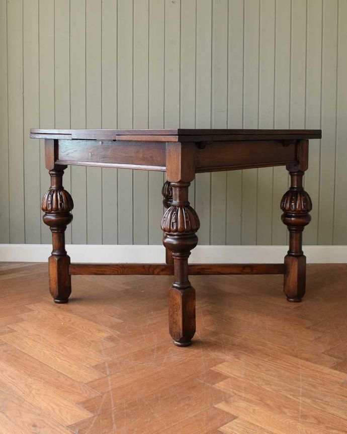 アンティークのテーブル　アンティーク家具　イギリス輸入のアンティーク家具、脚がお洒落なドローリーフテーブル（ダイニングテーブル） 。こちら側から見てみると･･･アンティークは新品ではないので経年変化によるキズはありますが、専門の職人がしっかり修復しました。(q-1608-f)