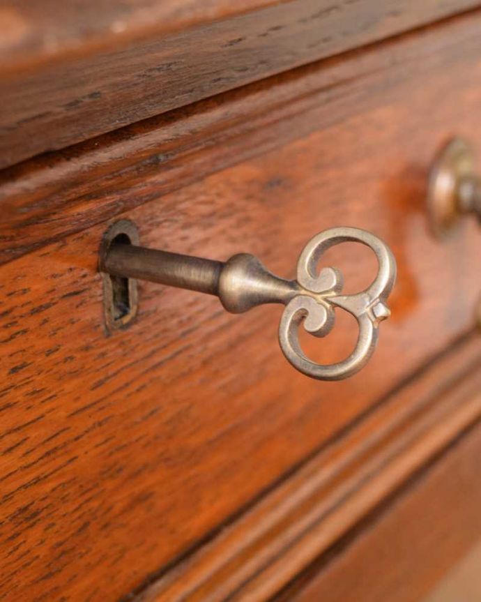 アンティークのデスク・書斎机　アンティーク家具　クラシックなアンティーク家具、かっこいい英国のライティングデスク（机）。鍵を使って開けてみましょうアンティークの鍵が付いています。(q-1609-f)