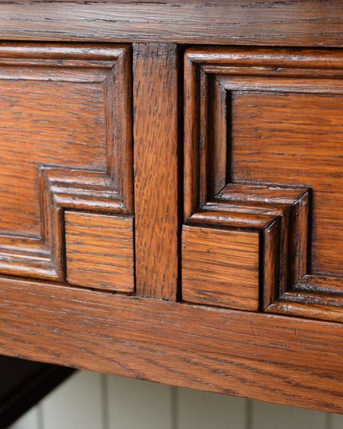 アンティークのデスク・書斎机　アンティーク家具　クラシックなアンティーク家具、かっこいい英国のライティングデスク（机）。惚れ惚れするような美しさとっても堅い無垢材に一体どうやって彫っていったんでしょう？アンティークらしく細かい彫りを眺めているだけでうっとりしてしまいます。(q-1609-f)