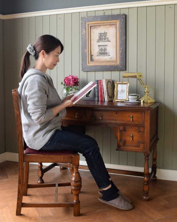 アンティークのデスク・書斎机　アンティーク家具　クラシックなアンティーク家具、かっこいい英国のライティングデスク（机）。自分だけの時間をもっと優雅に･･･ちょっと贅沢な自分だけの場所。(q-1609-f)