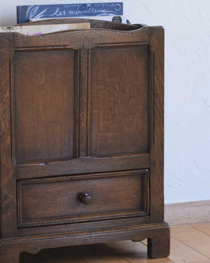 英国の小さなアンティーク家具、引き出しが付いた便利に使えるマガジンラック(q-1613-f)｜アンティーク家具
