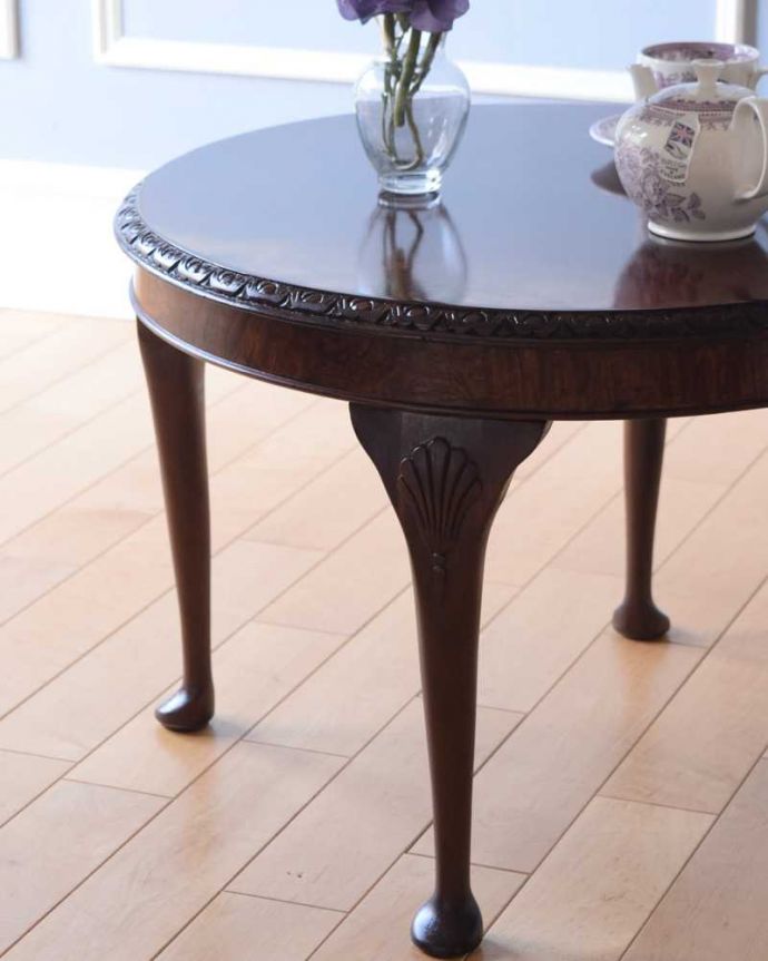 アンティークのテーブル　アンティーク家具　持ち運びができるイギリスのアンティーク家具、丸いかたちの美しいコーヒーテーブル 。英国らしいデザインのうつくしさにうっとり･･･脚のデザインだけ見ても、アンティークらしさが感じられるんです。(q-1614-f)