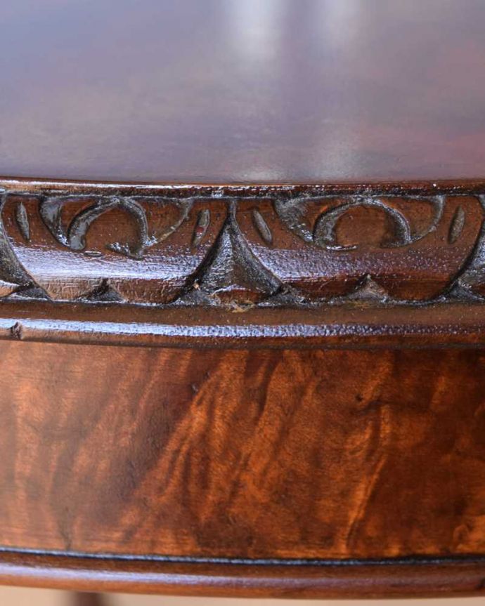 アンティークのテーブル　アンティーク家具　持ち運びができるイギリスのアンティーク家具、丸いかたちの美しいコーヒーテーブル 。美しい彫にもうっとり…さりげなく施された彫。(q-1614-f)