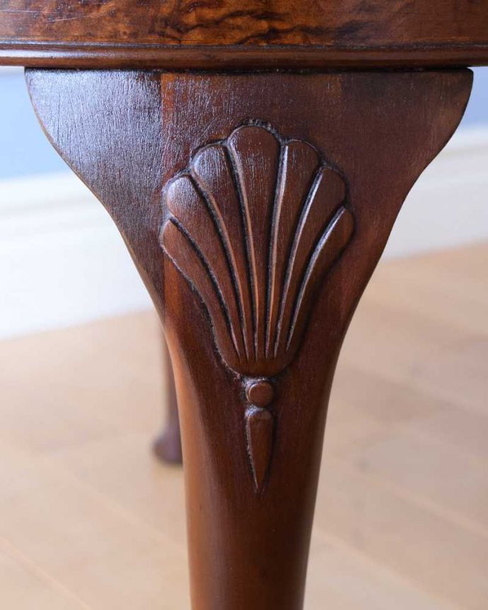 アンティークのテーブル　アンティーク家具　持ち運びができるイギリスのアンティーク家具、丸いかたちの美しいコーヒーテーブル 。うっとりする美しさアンティークだから手に入る美しい彫。(q-1614-f)