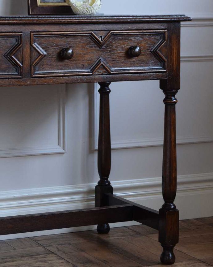アンティークのデスク・書斎机　アンティーク家具　英国らしいカッコイイ家具、引き出し付きのアンティークホールテーブル（デスク）。英国らしい豪華な彫りが美しい脚機能的なデザインのものが多いデスクだけに、アンティークらしく装飾が美しいものは目立ちます。(q-1615-f)