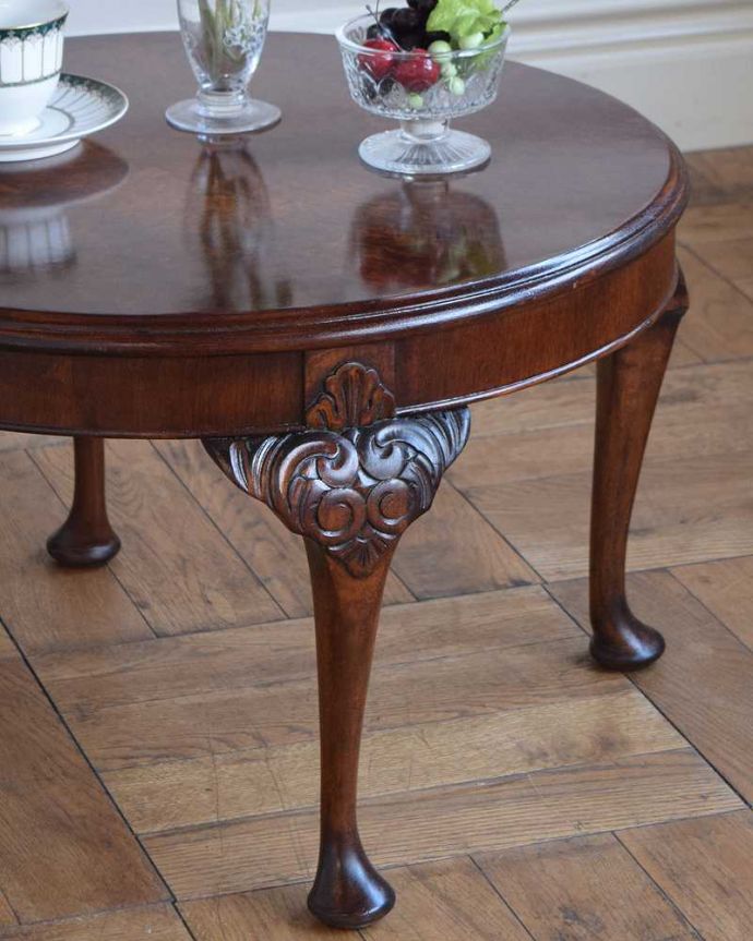 アンティークのテーブル　アンティーク家具　持ち運びができるイギリスのアンティーク家具、コンパクトサイズのコーヒーテーブル 。英国らしいデザインのうつくしさにうっとり･･･脚のデザインだけ見ても、アンティークらしさが感じられるんです。(q-1619-f)