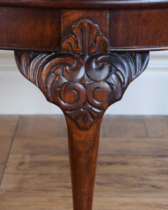 アンティークのテーブル　アンティーク家具　持ち運びができるイギリスのアンティーク家具、コンパクトサイズのコーヒーテーブル 。うっとりする美しさアンティークだから手に入る美しい彫。(q-1619-f)