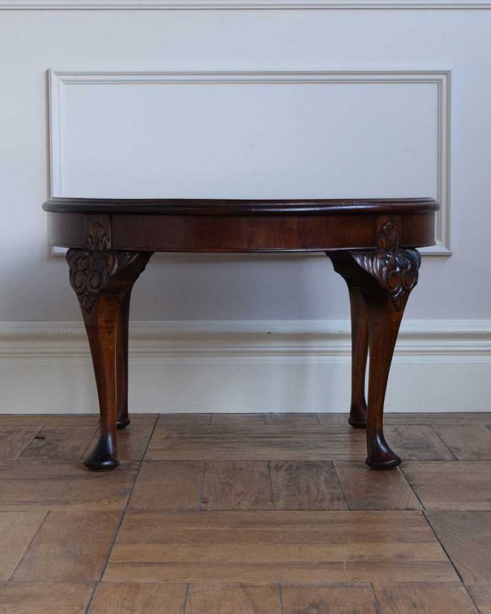 アンティークのテーブル　アンティーク家具　持ち運びができるイギリスのアンティーク家具、コンパクトサイズのコーヒーテーブル 。横から見た姿もステキ横から見るとこんな感じ。(q-1619-f)