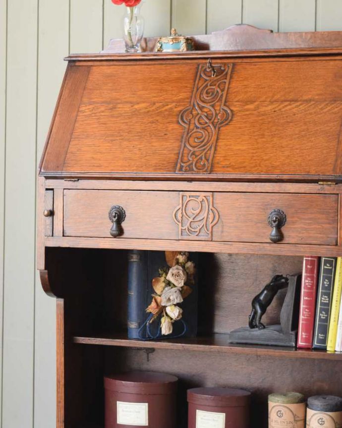 ビューロー　アンティーク家具　彫刻が美しいアンティーク英国家具、小ぶりなスチューデントビューロー。普段は本棚として使えるオープンキャビネットビューローの下の部分は本棚として作られたオープン棚。(q-1620-f)