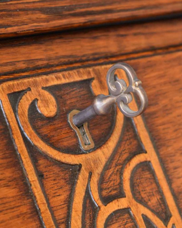 ビューロー　アンティーク家具　彫刻が美しいアンティーク英国家具、小ぶりなスチューデントビューロー。鍵を使って開けてみましょうアンティークの鍵が付いています。(q-1620-f)