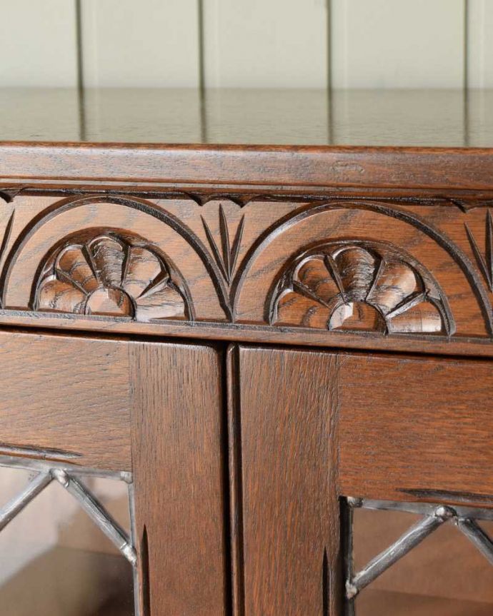 アンティークのキャビネット　アンティーク家具　ケイム材のガラス戸が美しいブックケース（本棚）、英国輸入のアンティーク家具。いろんな場所にこだわり彫のデザインもいろいろです。(q-1622-f)