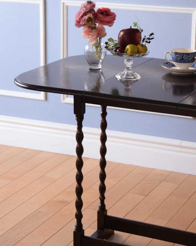 アンティークのテーブル　アンティーク家具　英国輸入のアンティーク家具、サイズが変えられる伸張式のドロップリーフテーブル。英国アンティークらしい脚の美しさが自慢どこに置いても魅了されてしまう脚のデザインの美しさ。(q-1624-f)