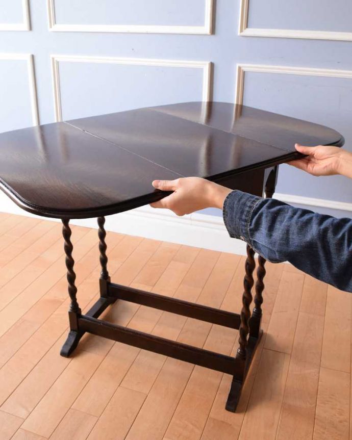 アンティークのテーブル　アンティーク家具　英国輸入のアンティーク家具、サイズが変えられる伸張式のドロップリーフテーブル。あっという間にサイズが変えれます。(q-1624-f)