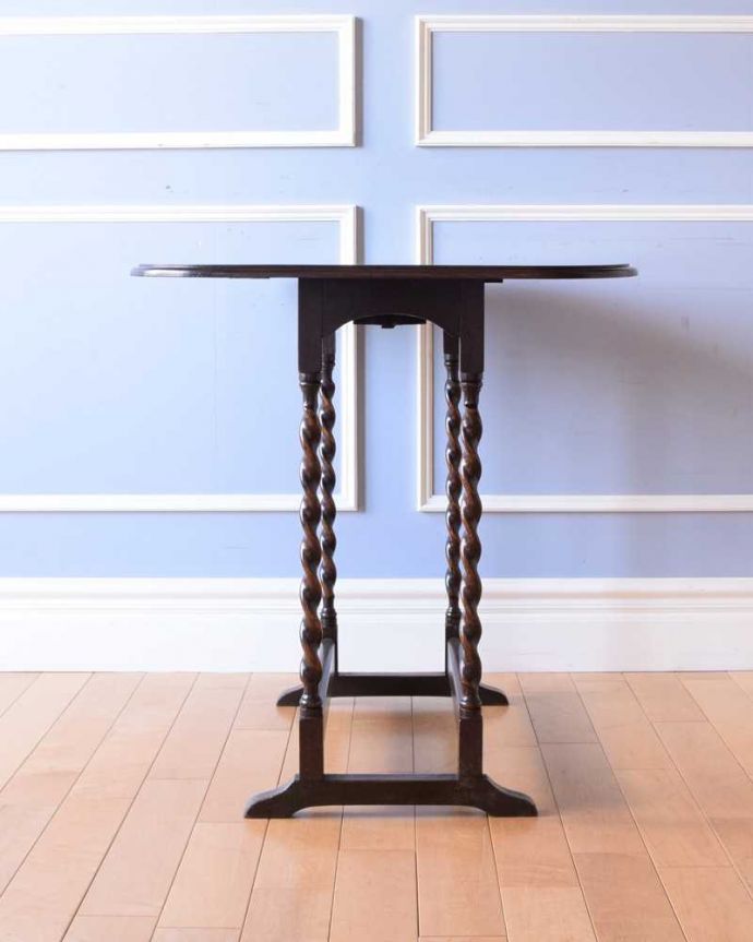 アンティークのテーブル　アンティーク家具　英国輸入のアンティーク家具、サイズが変えられる伸張式のドロップリーフテーブル。両方開くとこんな感じ足元のデザインが凝っていて組み脚のようになっています。(q-1624-f)
