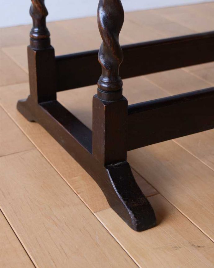 アンティークのテーブル　アンティーク家具　英国輸入のアンティーク家具、サイズが変えられる伸張式のドロップリーフテーブル。持ち上げなくても移動できます！Handleのアンティークは、脚の裏にフェルトキーパーをお付けしていますので、持ち上げなくても床を滑らせて移動させることが出来ます。(q-1624-f)