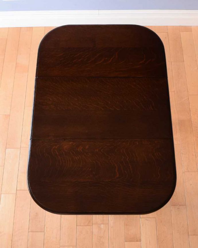 アンティークのテーブル　アンティーク家具　英国輸入のアンティーク家具、サイズが変えられる伸張式のドロップリーフテーブル。天板を近づいてみると…アンティークだから手に入れることが出来る天板に使われている銘木の美しさにうっとりです。(q-1624-f)