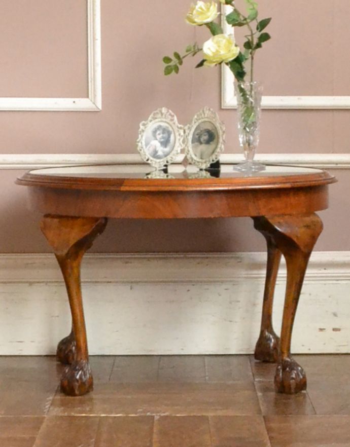 アンティークのテーブル　アンティーク家具　実用的に使えるアンティーク家具、ウォルナット材を使ったコーヒーテーブル（ガラス天板）。脚の美しさが自慢のテーブル！持ち運びがしやすく、場所もとらないので重宝します。(j-1625-f)