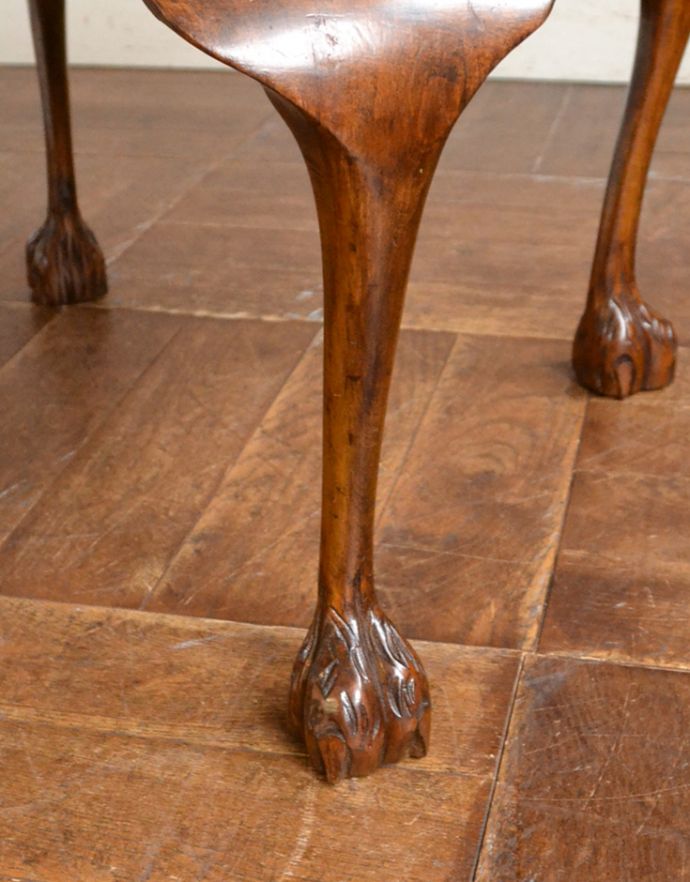 アンティークのテーブル　アンティーク家具　実用的に使えるアンティーク家具、ウォルナット材を使ったコーヒーテーブル（ガラス天板）。脚にもキレイな装飾があります。(j-1625-f)