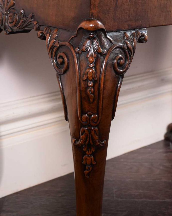 マガジンラック　アンティーク家具　高級感が溢れるイギリスで出会ったアンティークマガジンラック。ここにも見事な彫り芸術作品のようなデザインに思わずうっとりしてしまいます。(q-1625-f)