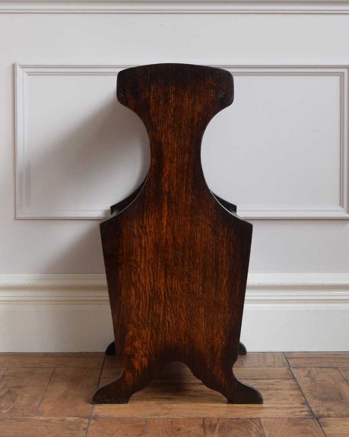 マガジンラック　アンティーク家具　イギリスで見つけた珍しい家具、灰皿付きのアンティークマガジンラック。横から見ると･･･360度、どの角度から見てもキレイに仕上がっています。(q-1628-f)