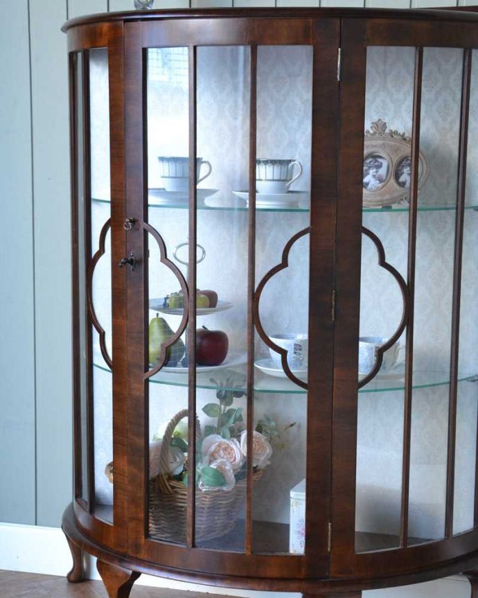 アンティークのキャビネット　アンティーク家具　優しいデザインのアンティークガラスキャビネット、英国で見つけた家具。ガラス越しに見るお気に入りの美しさ…アンティークのガラス扉を通して見ると、中に入れたものがキラッキラに輝いて見えるんです。(q-1631-f)