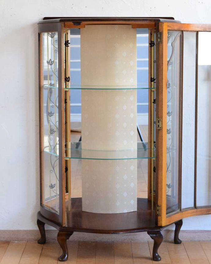 アンティークのキャビネット　アンティーク家具　イギリスで買い付けたアンティーク家具、ミラーに模様が付いたガラスキャビネット 。ミラーの効果で、なんだか大きく見えます背板の鏡にキャビネット自身が映し出されて、大きな形のキャビネットに見えちゃうんです。(q-1632-f)