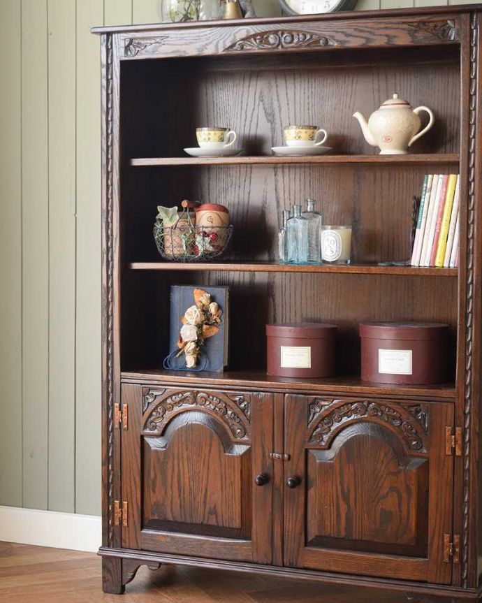 書斎やリビングで使いたい英国輸入家具、扉付きのアンティークブックシェルフ（本棚）