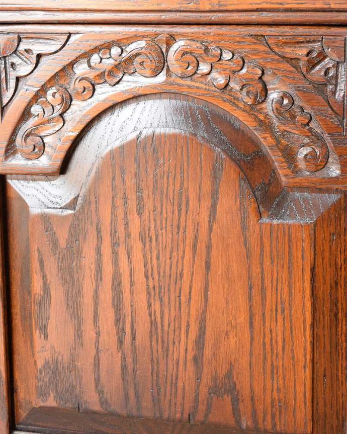 アンティークのキャビネット　アンティーク家具　書斎やリビングで使いたい英国輸入家具、扉付きのアンティークブックシェルフ（本棚）。英国らしい装飾下扉には、英国家具らしいかっこいい装飾があります。(q-1633-f)