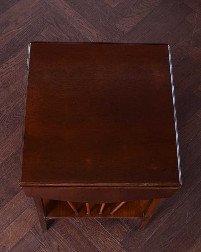 アンティークのテーブル　アンティーク家具　イギリスのアンティーク家具、引き出し付きの伸張式サイドテーブル（バタフライテーブル）。畳むとこんなにスリムなサイズリーフを開く前はこんな形です。(q-1634-f)