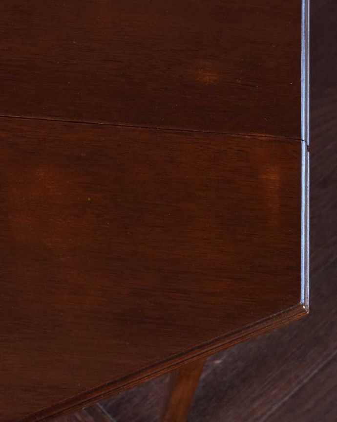アンティークのテーブル　アンティーク家具　イギリスのアンティーク家具、引き出し付きの伸張式サイドテーブル（バタフライテーブル）。天板を近づいてみると…アンティークだから手に入れることが出来る天板に使われている銘木の美しさにうっとりです。(q-1634-f)