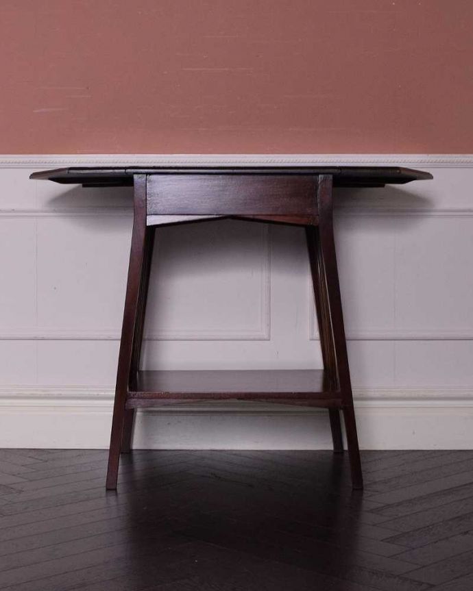 アンティークのテーブル　アンティーク家具　イギリスのアンティーク家具、引き出し付きの伸張式サイドテーブル（バタフライテーブル）。両方開いて広々と左右のリーフを開けばゆったりサイズ。(q-1634-f)