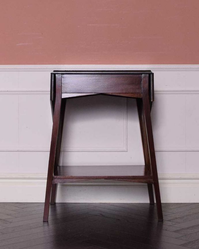 アンティークのテーブル　アンティーク家具　イギリスのアンティーク家具、引き出し付きの伸張式サイドテーブル（バタフライテーブル）。リーフを畳むと･･･天板の両側のリーフを畳むと意外にコンパクト。(q-1634-f)