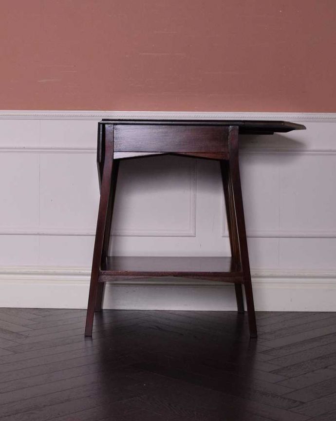 アンティークのテーブル　アンティーク家具　イギリスのアンティーク家具、引き出し付きの伸張式サイドテーブル（バタフライテーブル）。片方だけ開いても使えます3WAYで使えるから、片側だけ開いた状態でもOK。(q-1634-f)