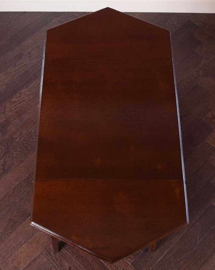 アンティークのテーブル　アンティーク家具　イギリスのアンティーク家具、引き出し付きの伸張式サイドテーブル（バタフライテーブル）。天板の形を見てみると･･･テーブルの形を上から見ると、こんな感じです。(q-1634-f)