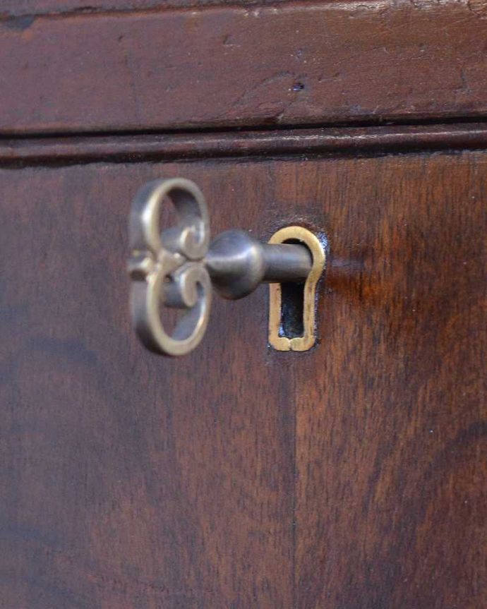 アンティークのデスク・書斎机　アンティーク家具　革張り天板のゴージャスな英国家具、美脚のアンティークライティングデスク（机） 。鍵を使って開けてみましょうアンティークの鍵が付いています。(q-1635-f)