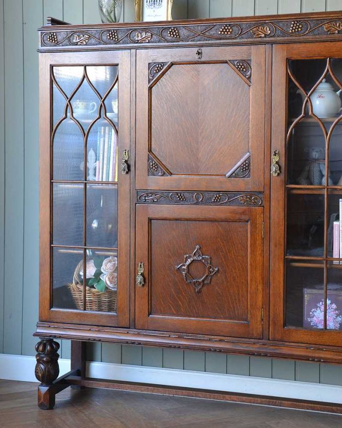 ビューロー　アンティーク家具　本棚とビューローがセットになった、葡萄の彫刻が優雅な英国のアンティークサイドバイサイド。アンティークらしいガラス扉の美しさ見た目はガラス扉のキャビネット。(q-1637-f)