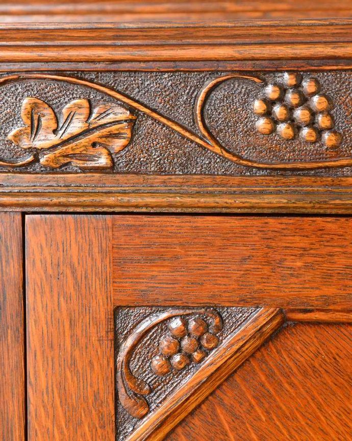 ビューロー　アンティーク家具　本棚とビューローがセットになった、葡萄の彫刻が優雅な英国のアンティークサイドバイサイド。いろんな場所にこだわり彫のデザインもいろいろです。(q-1637-f)