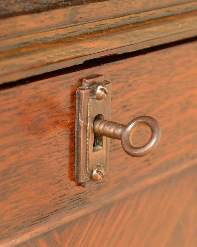 ビューロー　アンティーク家具　本棚とビューローがセットになった、葡萄の彫刻が優雅な英国のアンティークサイドバイサイド。鍵を使って開けてみましょうアンティークの鍵が一つ付いています。(q-1637-f)