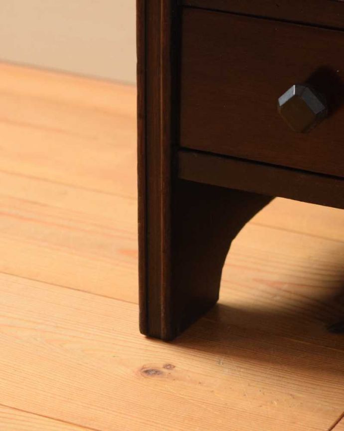 アンティークのキャビネット　アンティーク家具　引き出し付きで使いやすい、英国の小さなアンティークブックシェルフ（マガジンラック付き）。女性１人でラクラク運べちゃうんですHandleのアンティークは、脚の裏にフェルトキーパーをお付けしています。(q-1639-f)