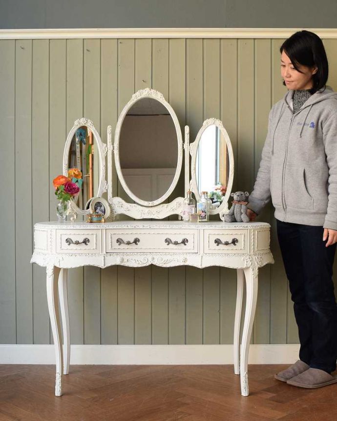アンティークのドレッサー　アンティーク家具　フランスで見つけた白いドレッシングテーブル（3面鏡）、美しいアンティーク家具。いつでもお姫様気分。(q-1640-f)