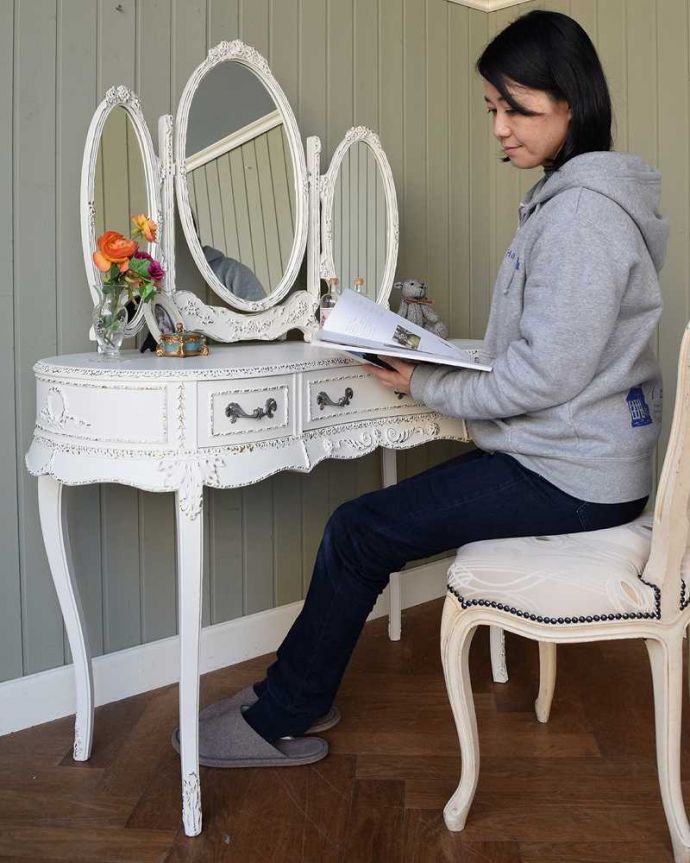 アンティークのドレッサー　アンティーク家具　フランスで見つけた白いドレッシングテーブル（3面鏡）、美しいアンティーク家具。座るだけで女子力をUPさせてくれます鏡の前に座るだけで、一瞬でお姫様気分にしてくれる美しいドレッシングチェスト。(q-1640-f)