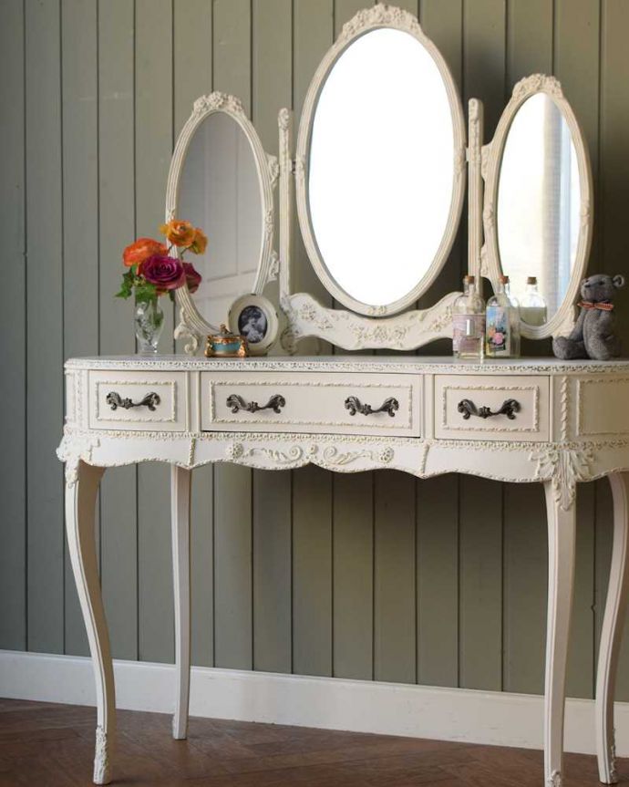 アンティークのドレッサー　アンティーク家具　フランスで見つけた白いドレッシングテーブル（3面鏡）、美しいアンティーク家具。自分だけのヒミツを収納引き出しもたくさんあるから収納としても便利な家具。(q-1640-f)