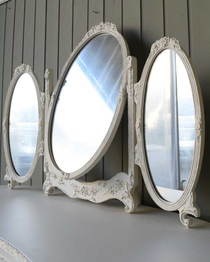 アンティークのドレッサー　アンティーク家具　フランスで見つけた白いドレッシングテーブル（3面鏡）、美しいアンティーク家具。美しく映し出してくれる鏡大きな鏡はお部屋を広く見せる効果も。(q-1640-f)
